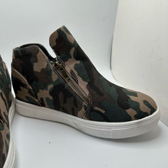 CUSHIONAIRE Women's Hart Hidden Wedge Sneaker 6.5 WIDE CAMO - Picture 6 of 7